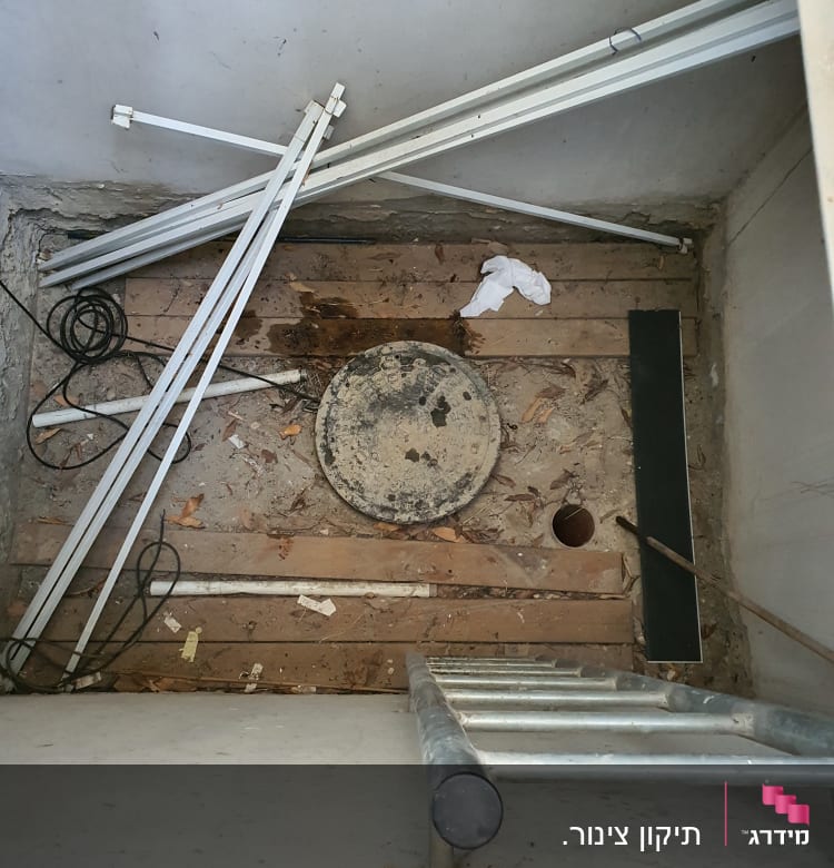 צינורות, סולם, חוטים, חור בקיר, רצפה מלוכלכת